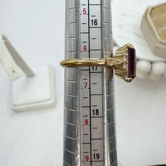 Avon Vtg Plaza IV Amethyst Glass Emerald Cut Cocktail Ring Gold Tone Size 5-6.5 - Picture 11 of 11